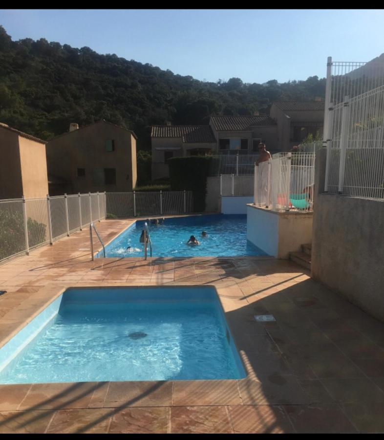 Cavalaire Vue Mer Au Loin Maisonnette Tout Equipee Pour 4 Personnes Avec Piscine Clim Wifi Velos Tv Barbecues Bagian luar foto