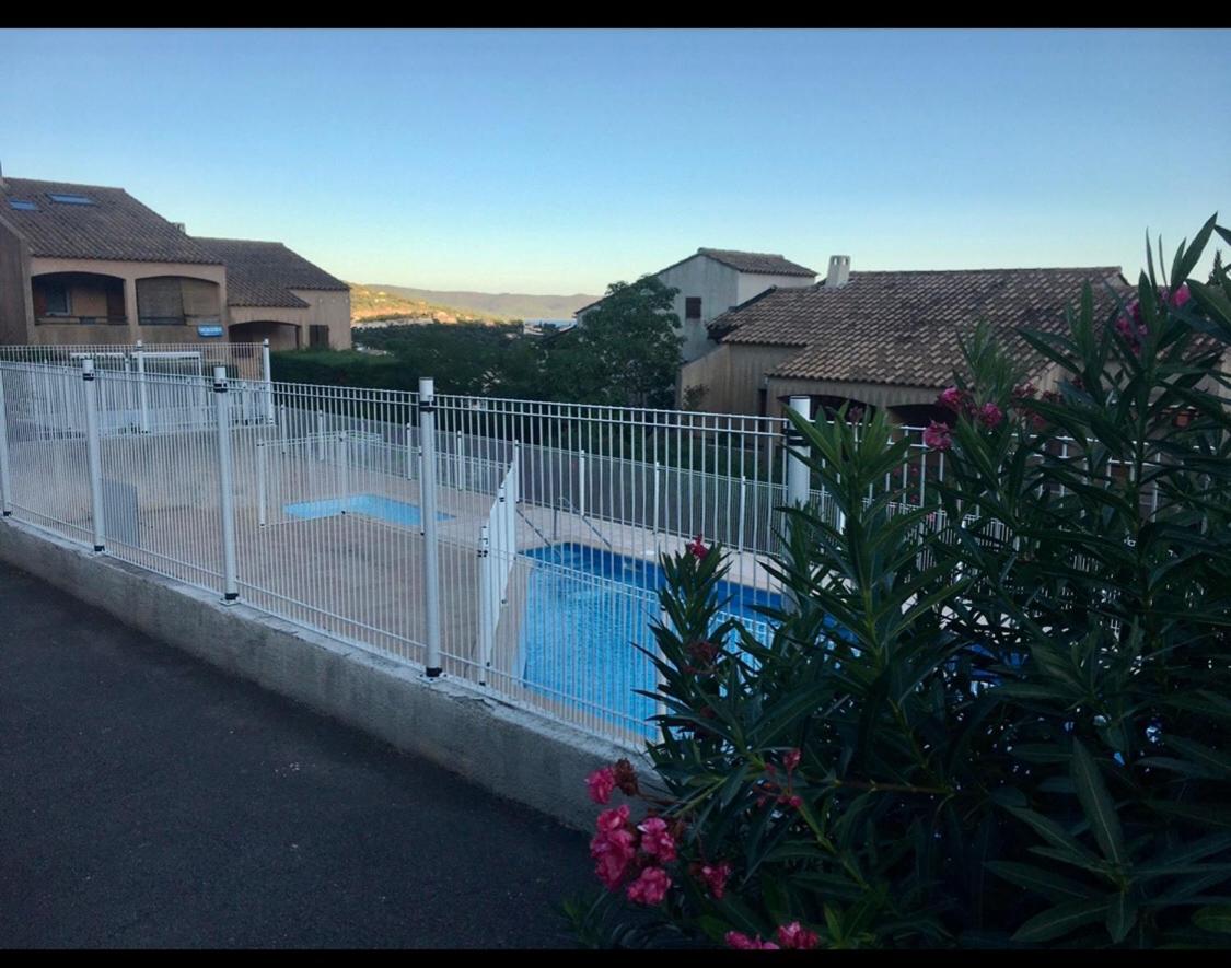 Cavalaire Vue Mer Au Loin Maisonnette Tout Equipee Pour 4 Personnes Avec Piscine Clim Wifi Velos Tv Barbecues Bagian luar foto