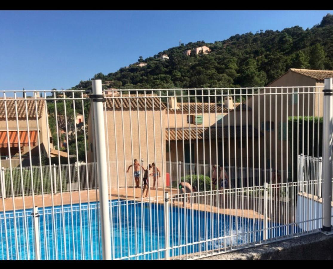 Cavalaire Vue Mer Au Loin Maisonnette Tout Equipee Pour 4 Personnes Avec Piscine Clim Wifi Velos Tv Barbecues Bagian luar foto