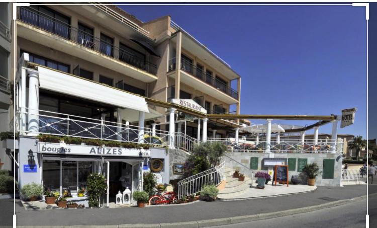 Cavalaire Vue Mer Au Loin Maisonnette Tout Equipee Pour 4 Personnes Avec Piscine Clim Wifi Velos Tv Barbecues Bagian luar foto