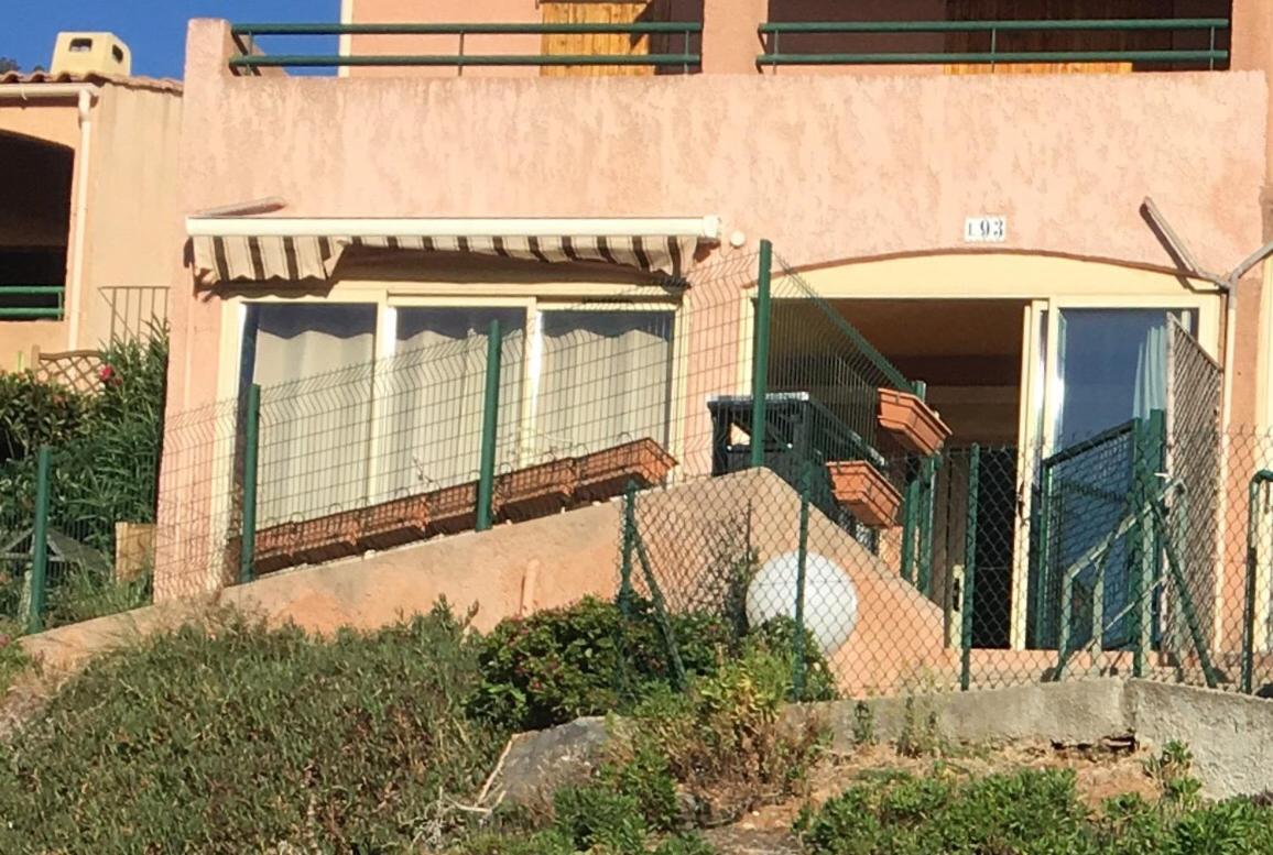 Cavalaire Vue Mer Au Loin Maisonnette Tout Equipee Pour 4 Personnes Avec Piscine Clim Wifi Velos Tv Barbecues Bagian luar foto